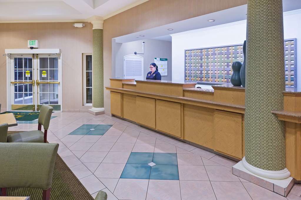 Отель La Quinta By Wyndham Shreveport Airport Интерьер фото
